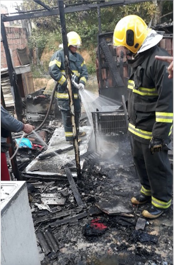 Em Manaus, casa fica destruída após incêndio