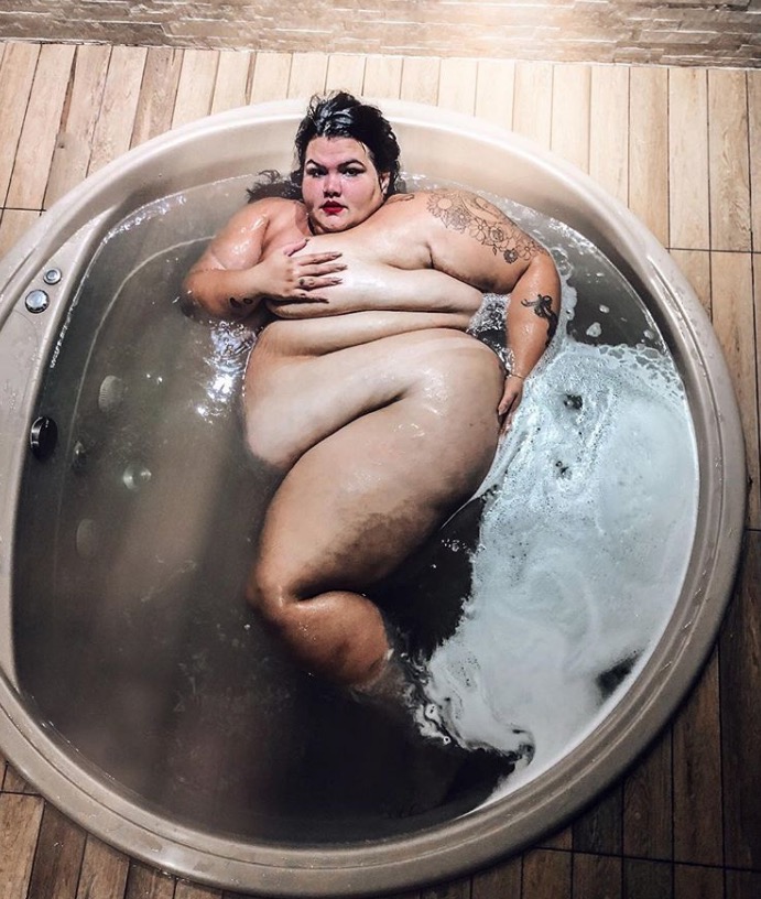 Bailarina de Anitta posa nua na banheira: 'não tem a ver com apelação'