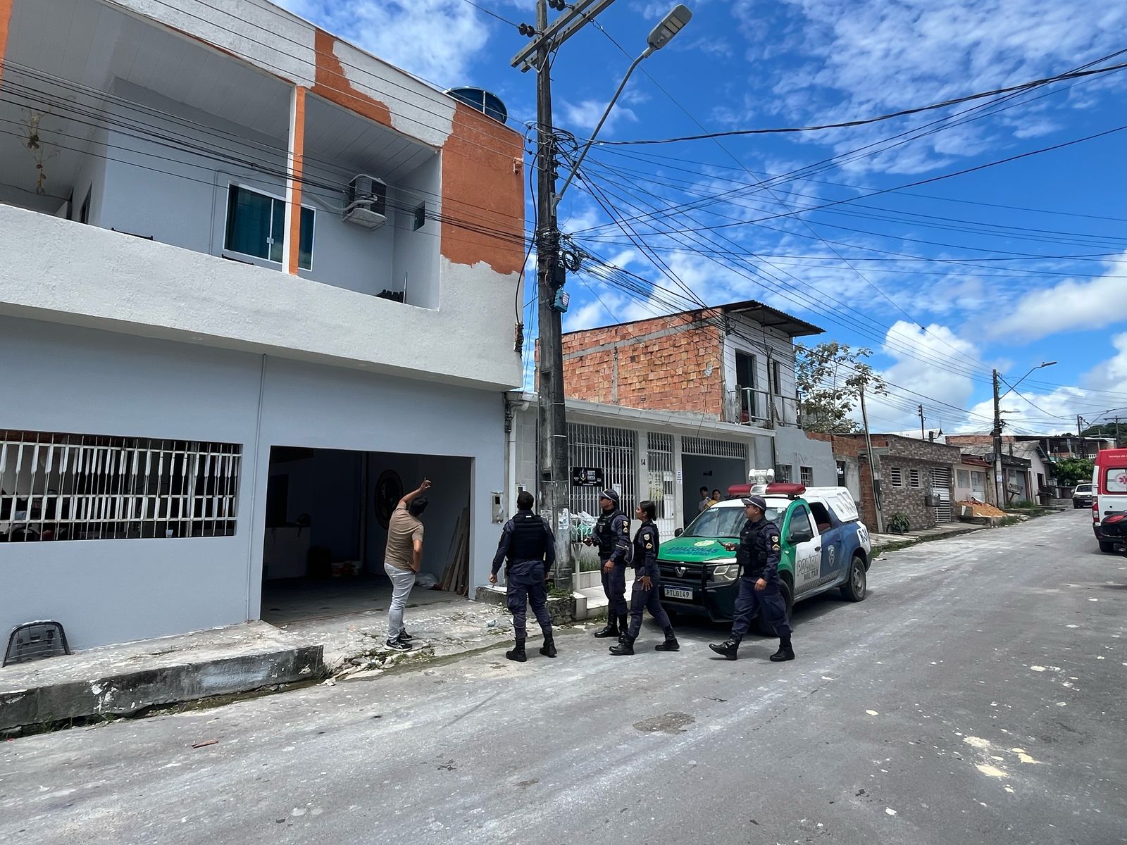 Homem sofre descarga elétrica enquanto pintava casa na Cidade Nova