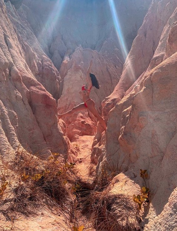  Isis Valverde ostenta corpo sarado de biquíni durante viagem