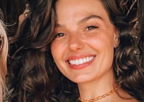  Isis Valverde ostenta corpo sarado de biquíni durante viagem