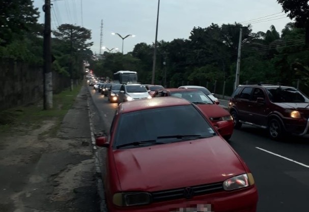 Carreta em pane atrapalha vida de motoristas em avenida de Manaus
