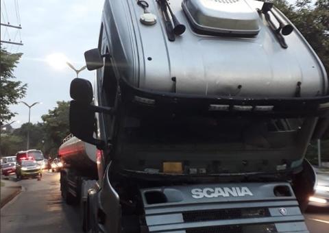 Carreta em pane atrapalha vida de motoristas em avenida de Manaus