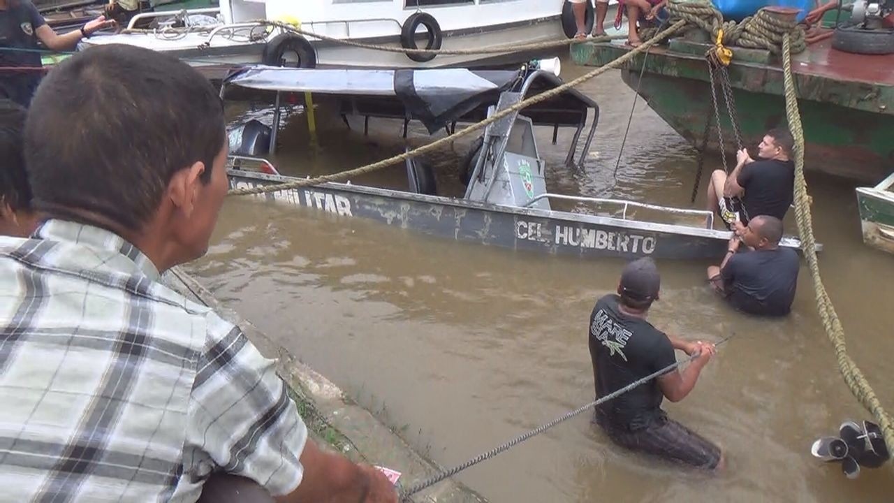 No Amazonas, lancha da Polícia Militar afunda em porto