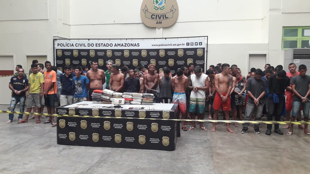 Polícia prende 65 pessoas e apreende 30kg de drogas durante operação em Manaus 