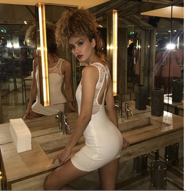 Para viajar e ajudar a mãe, jovem leiloa virgindade por R$ 10 milhões 