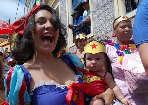 Pediatra tira dúvidas de como curtir o Carnaval com bebês   