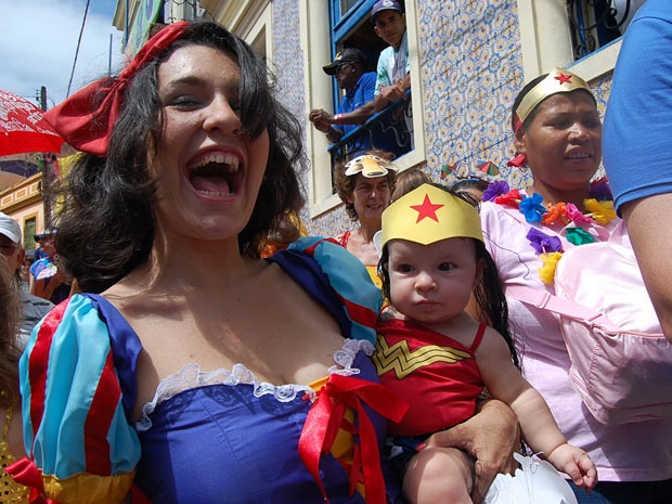Pediatra tira dúvidas de como curtir o Carnaval com bebês   