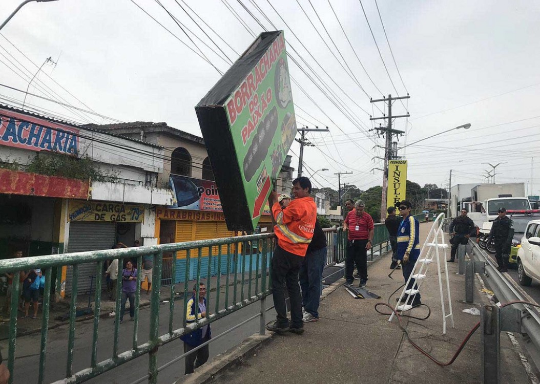 Mais de 200 publicidades irregulares são retiradas das ruas  na Zona Leste de Manaus 