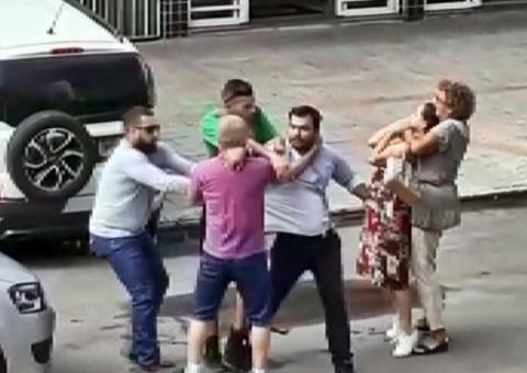 Idosa dá 'gravata' e faz mulher desmaiar em briga de trânsito; veja vídeo 