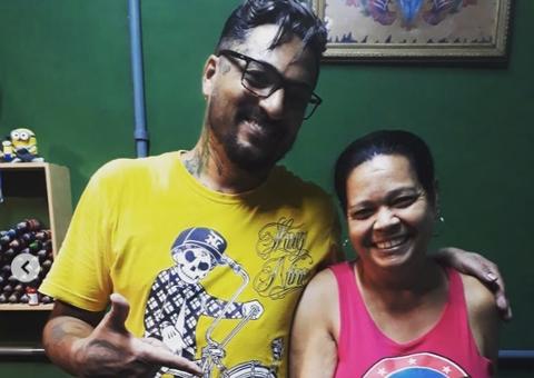 Mulher tatua pênis no braço e diz: ‘gosto muito’