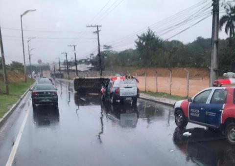 Em Manaus, Hilux colide com kombi e motorista tenta fugir mas bate em poste 