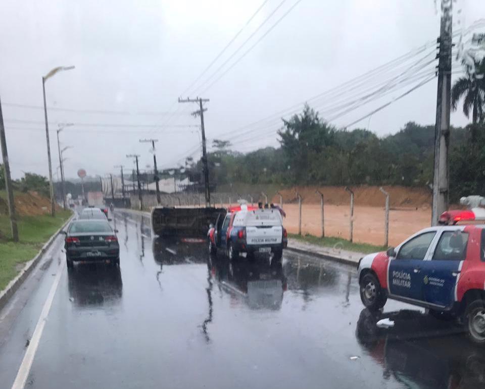 Em Manaus, Hilux colide com kombi e motorista tenta fugir mas bate em poste 