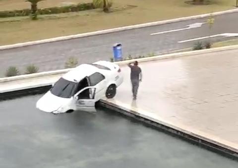 Taxista atrapalhado ‘afunda’ parte de carro em piscina decorativa da Aleam em Manaus