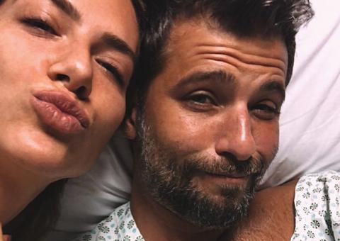 Giovanna Ewbank mostra Bruno Gagliasso em cama de hospital após cirurgia às pressas
