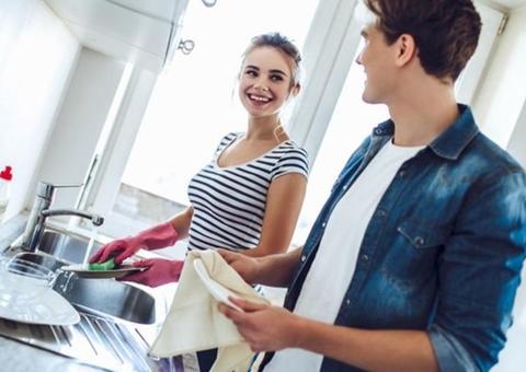 Não ajudar a lavar louça piora sexo e relação; aponta estudo