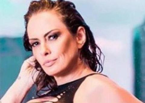 Aos 45,  Núbia Oliiver posa com seios à mostra em maiô ousadíssimo  