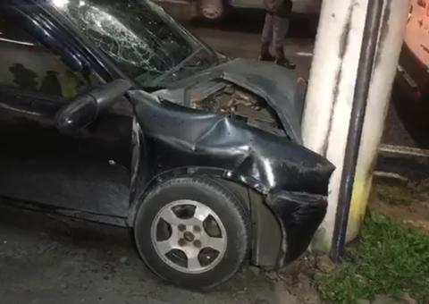 Cinco pessoas ficam feridas após motorista cochilar ao volante e bater em poste em Manaus