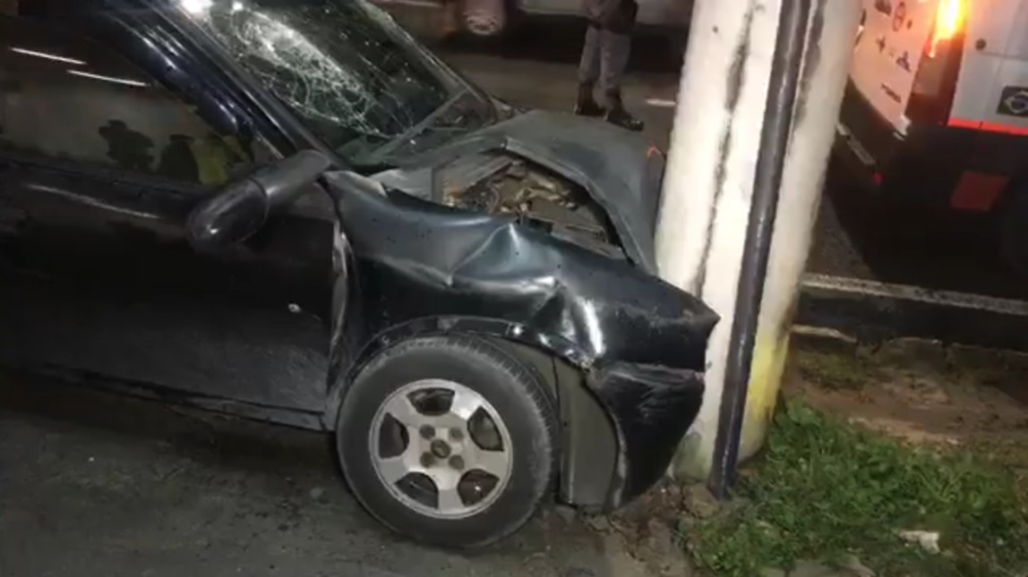 Cinco pessoas ficam feridas após motorista cochilar ao volante e bater em poste em Manaus