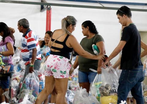 Entrega de donativos para vítimas do incêndio no Educandos continua em Manaus 