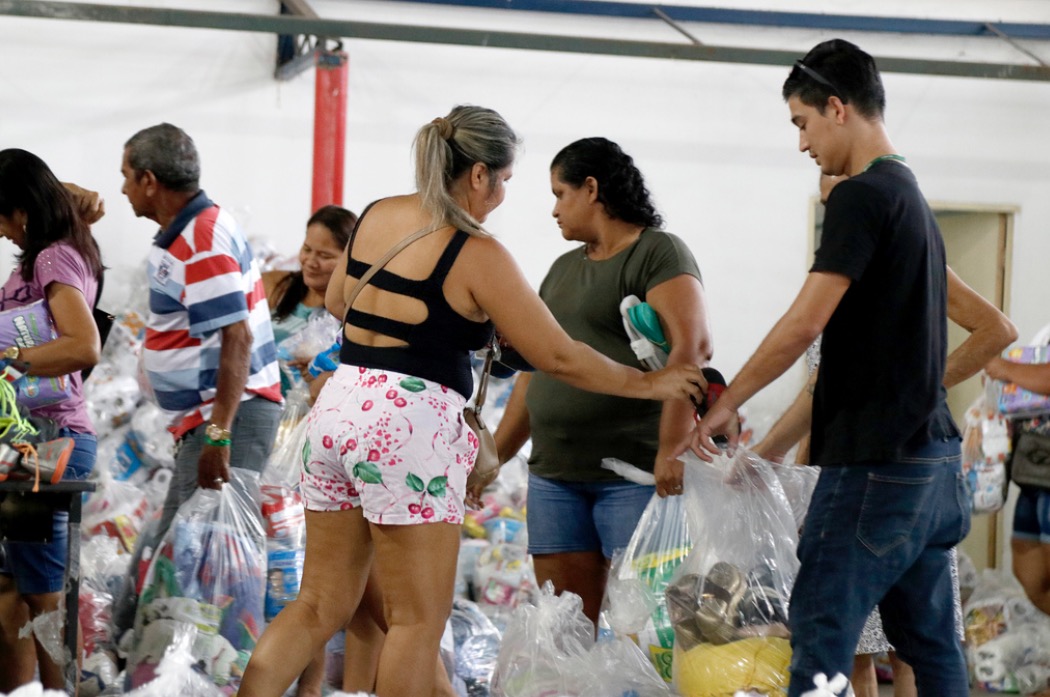 Entrega de donativos para vítimas do incêndio no Educandos continua em Manaus 