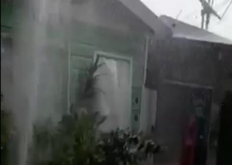 Cano estoura e jorra água há mais de quatro horas em rua de Manaus 