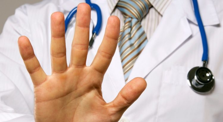 ANS suspende comercialização de 46 planos de saúde, confira lista completa