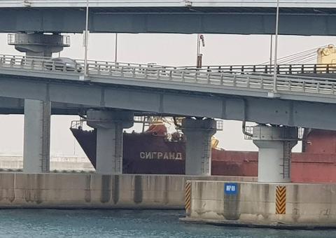 Navio russo de 6 mil toneladas bate em ponte na Coreia do Sul; capitão estava bêbado a bordo