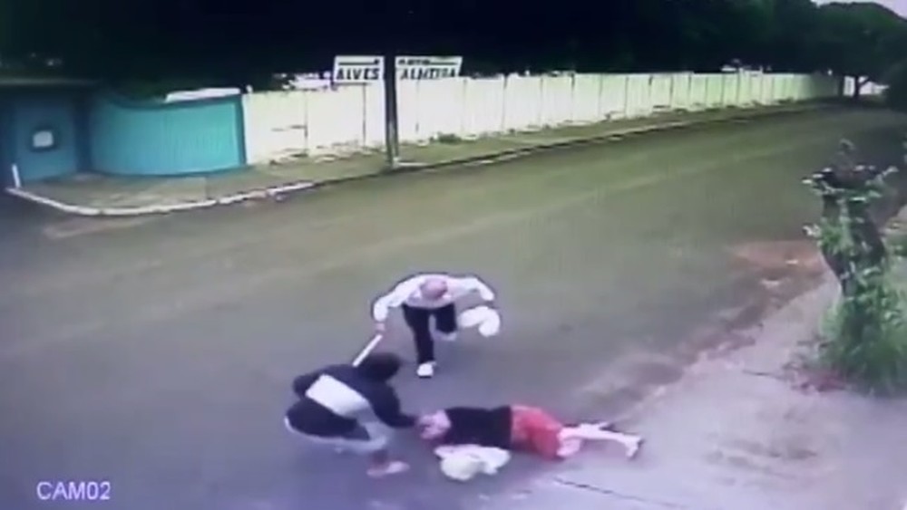 Idoso bate em assaltante com bengala após esposa ser derrubada