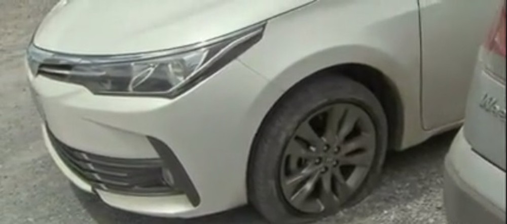 Mulher e filha de 7 anos pulam de carro durante sequestro