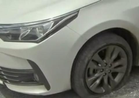 Mulher e filha de 7 anos pulam de carro durante sequestro