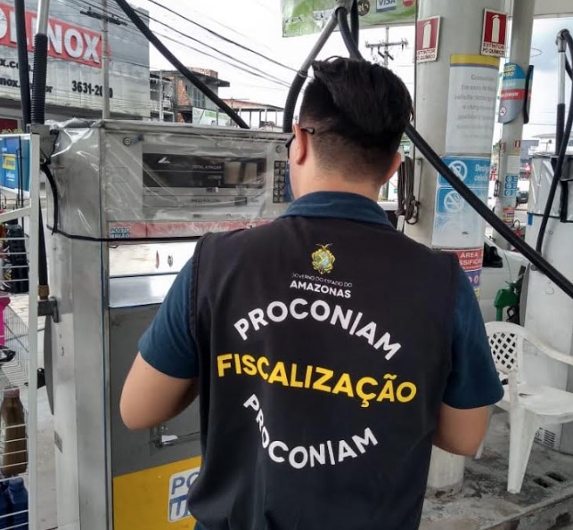 Postos de combustíveis são notificados após fiscalização do Procon em Iranduba 