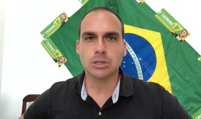 Cogitar saída para enterro só põe Lula 'em voga posando de coitado', diz Eduardo Bolsonaro
