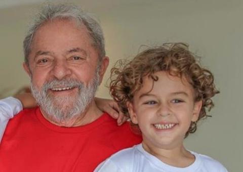 Lula consegue liberação temporária da prisão para ir a velório de neto 