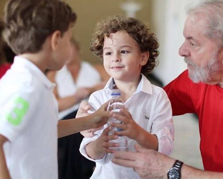 Lula consegue liberação temporária da prisão para ir a velório de neto 