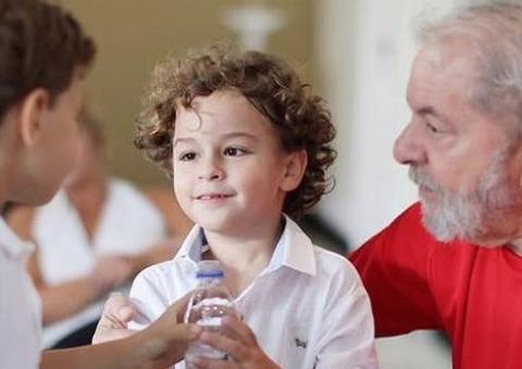 A pedido da PF, Ratinho Jr cede avião para Lula ir ao enterro do neto