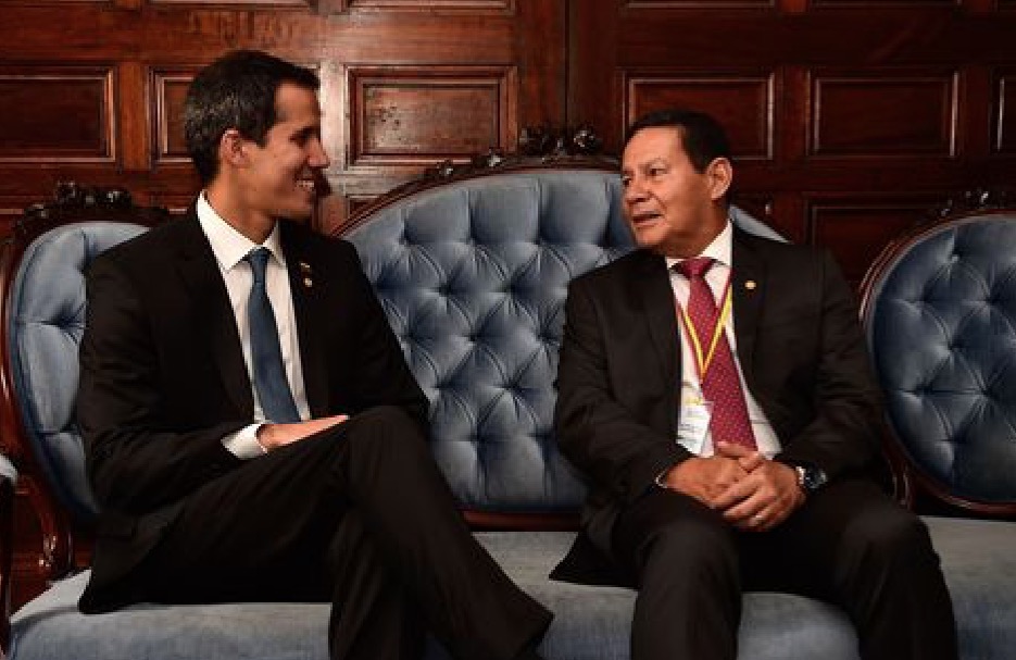 Mourão sugere diálogo com Maduro como saída pacífica para a crise