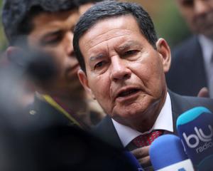 Mourão assume protagonismo internacional, enquanto Bolsonaro perde  batalhas internas