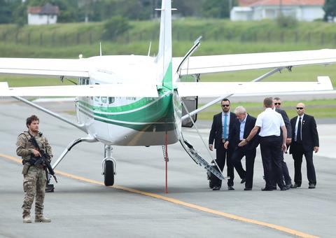 Lula deixa prisão para acompanhar enterro do neto em São Paulo