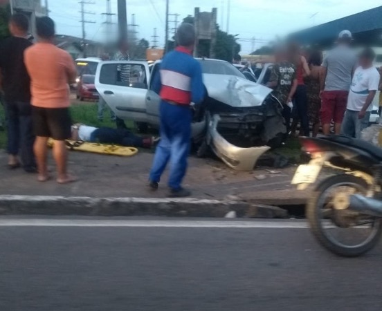 Carro desgovernado atinge poste e deixa dois feridos em avenida de Manaus