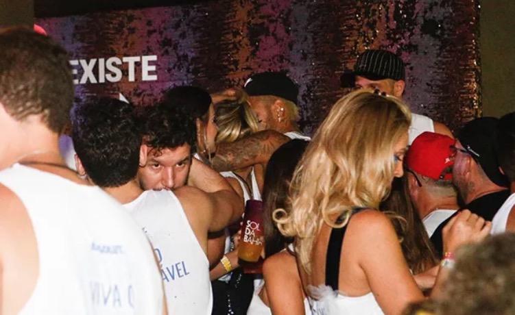 Em mesma festa que Marquezine, Neymar é flagrado aos beijos com loira no Carnaval