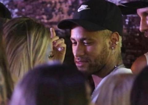 Saiba quem é a loira que trocou beijos com Neymar no Carnaval