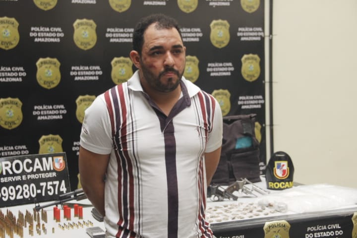 Suposto pistoleiro de facção e autor de seis mortes é preso com arsenal em Manaus