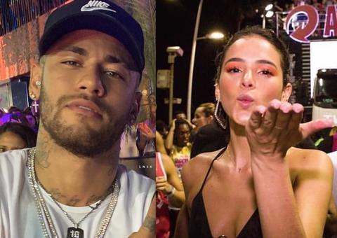 De fio dental, Bruna Marquezine rebola até o chão enquanto Neymar beija namorada