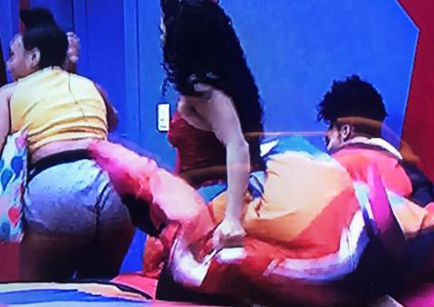    BBB 19: Elana vê e apalpa seios de Gabriela debaixo de edredom