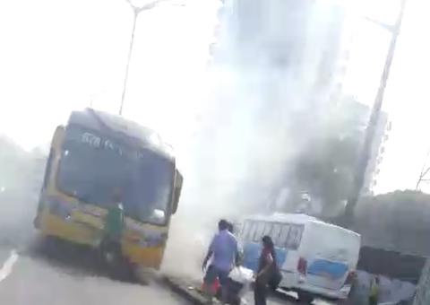 Princípio de incêndio em ônibus articulado apavora passageiros em avenida de Manaus