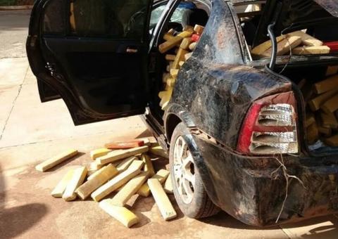 Polícia é acionada para atender acidente e encontra carro com quase 800kg de maconha