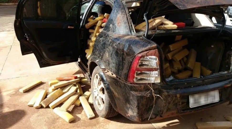 Polícia é acionada para atender acidente e encontra carro com quase 800kg de maconha