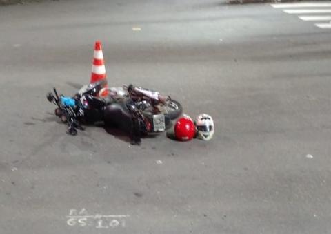 Em Manaus, motociclista fica ferido ao ultrapassar sinal vermelho em rua de Manaus