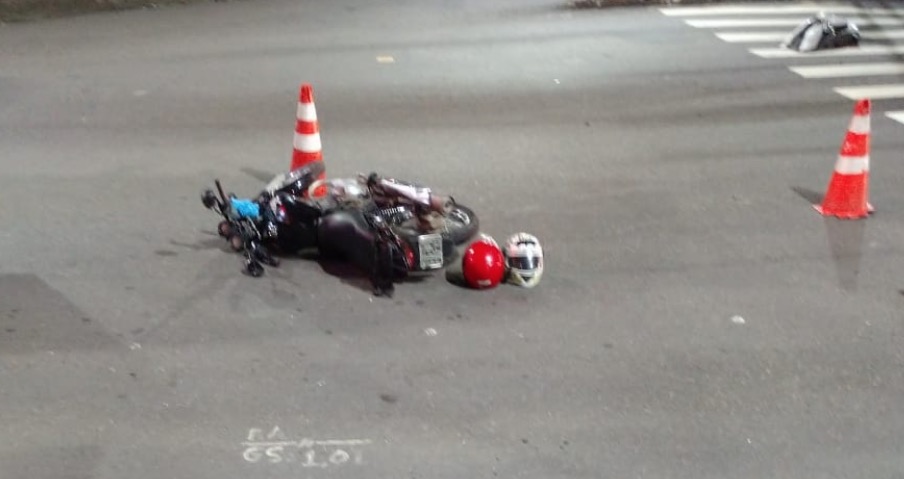 Em Manaus, motociclista fica ferido ao ultrapassar sinal vermelho em rua de Manaus